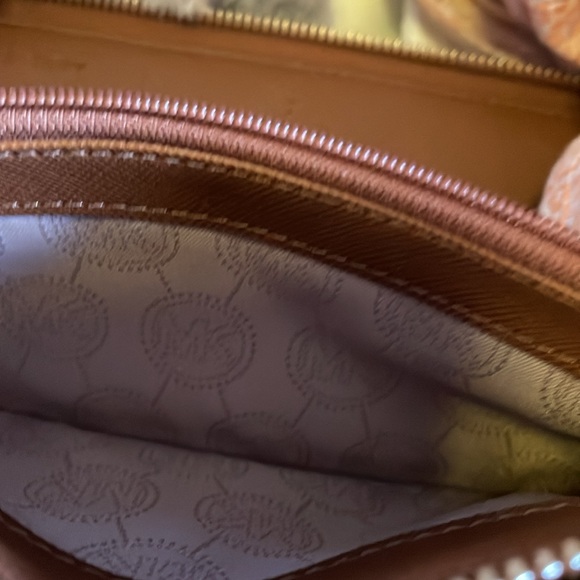 Authentic Michael Kors Zippy Wallet - Picture 10 of 14